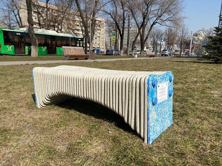 Скамейки из пластиковых отходов появились в Алматы