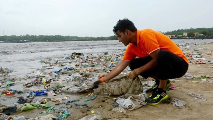 Индус за два года очистил пляж от 5 миллионов килограмм мусора